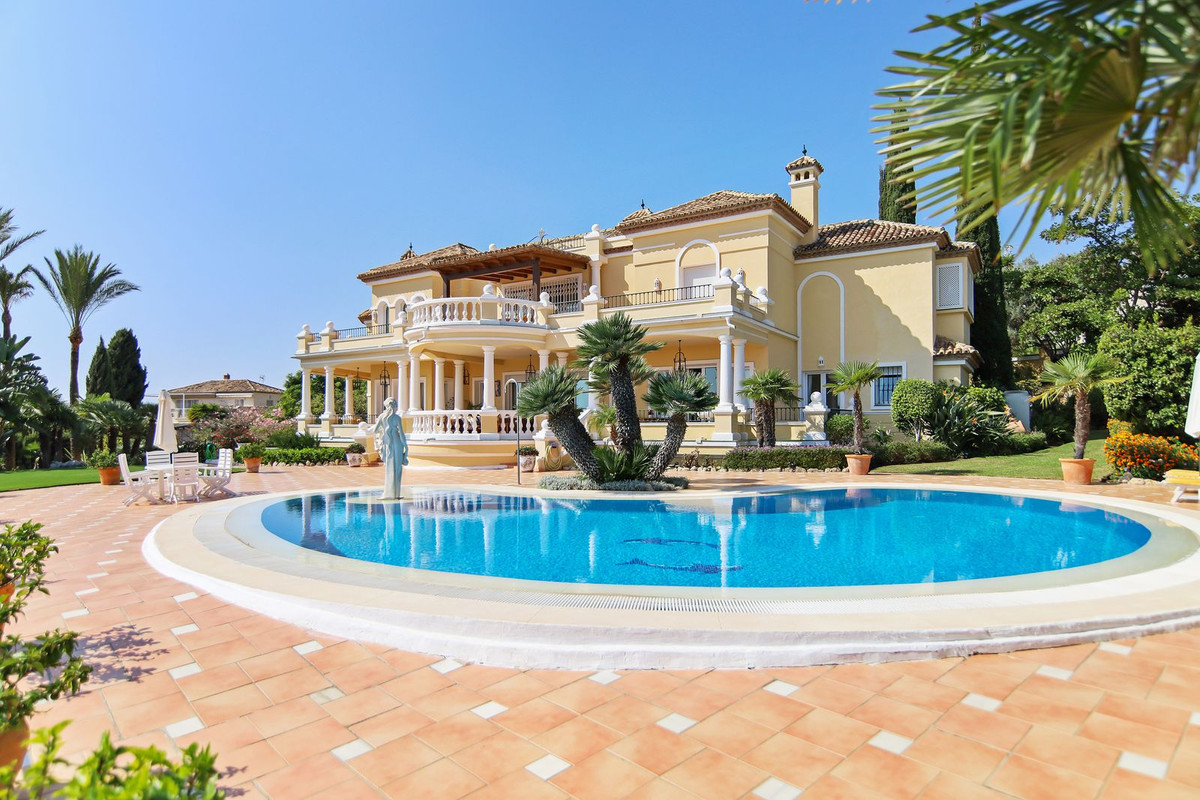 Villa for sale in Estepona 1
