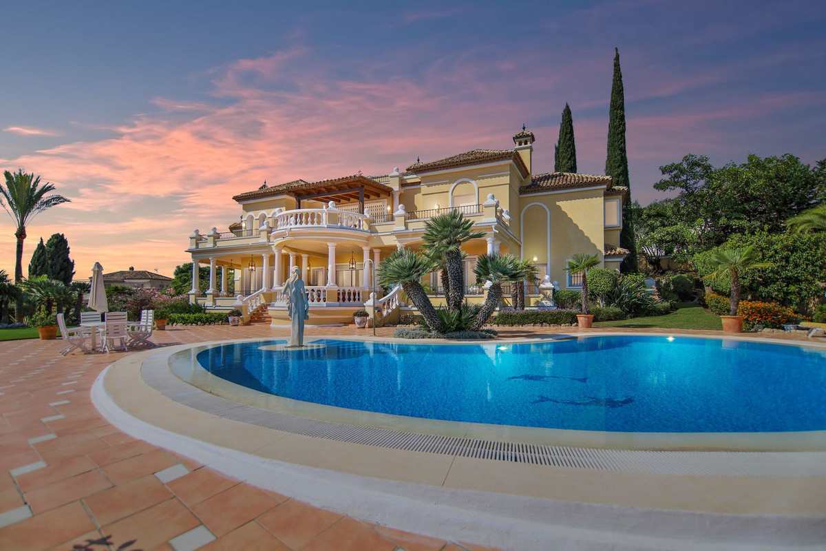 Villa for sale in Estepona 12