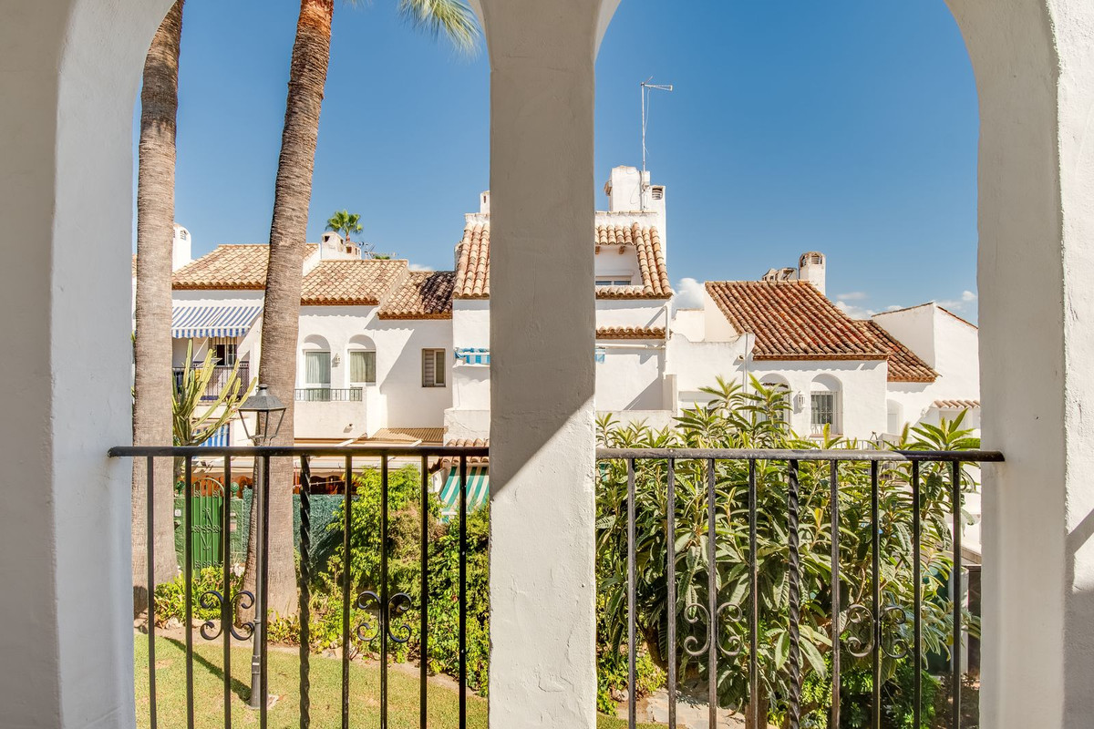 Townhouse for sale in Estepona 11