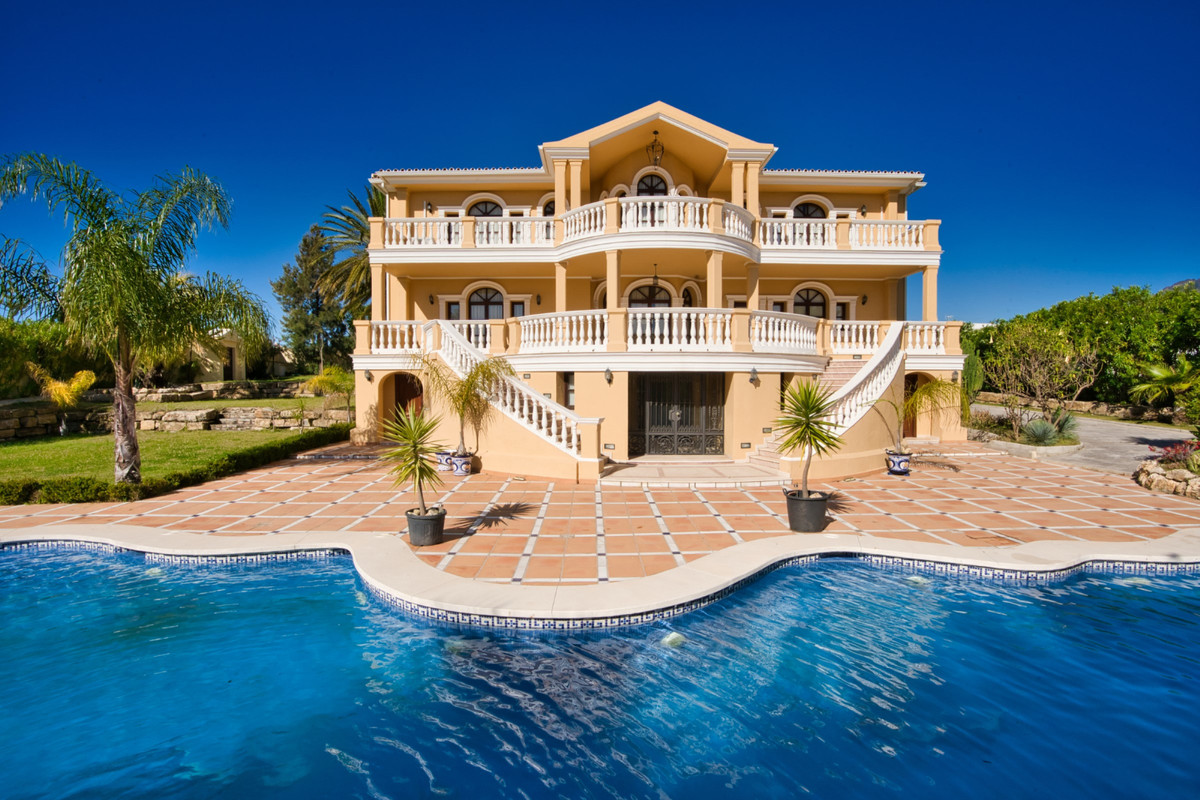 Villa for sale in Estepona 35