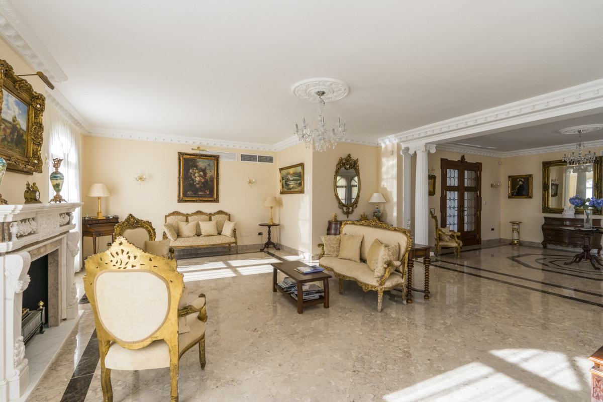 Villa te koop in Estepona 8