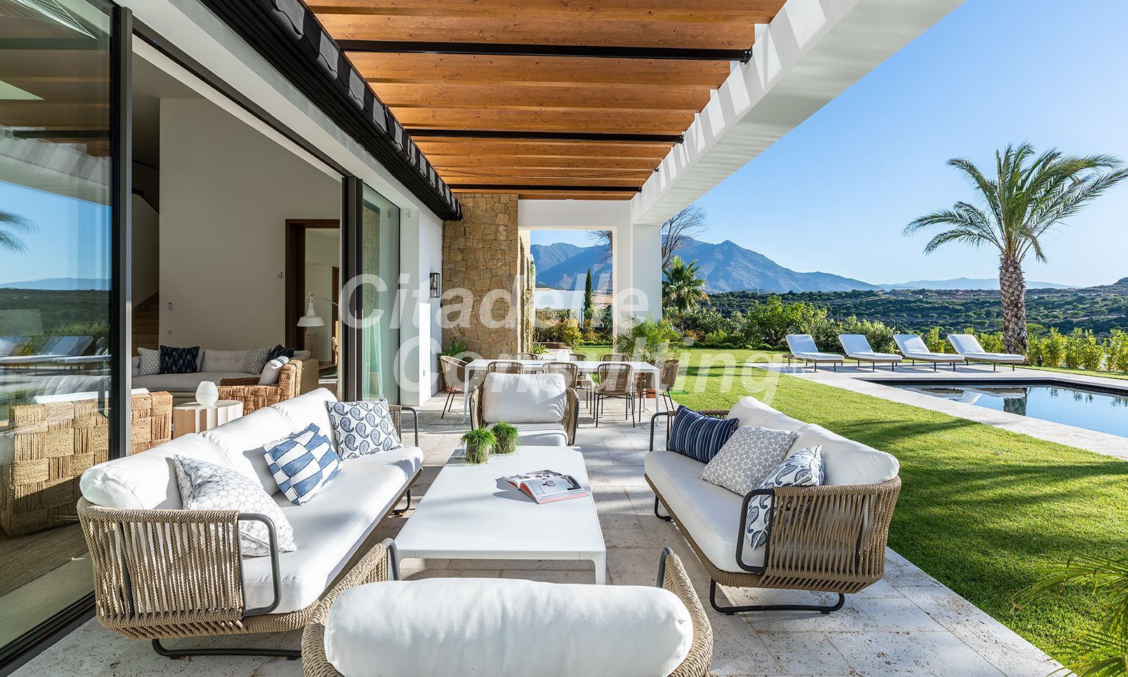 Villa for sale in Casares 1