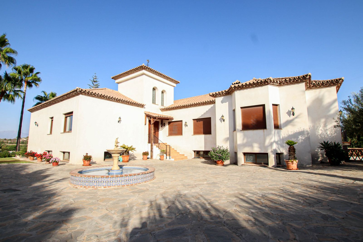 Загородный дом для продажи в Estepona 1