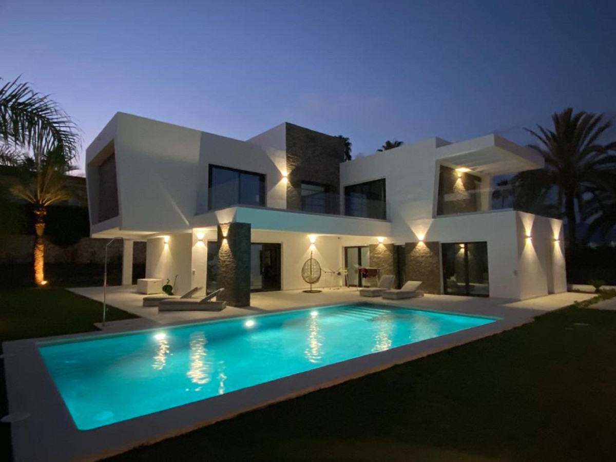 Villa te koop in Estepona 36
