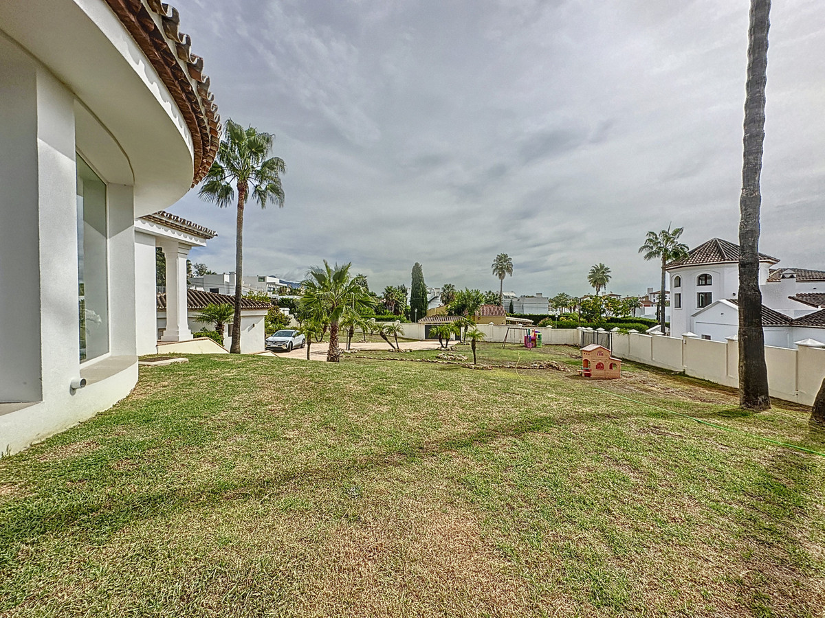Villa for sale in Estepona 45