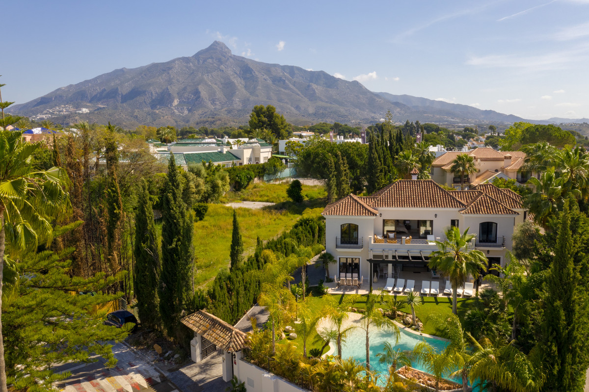 Villa for sale in Marbella - Nueva Andalucía 38