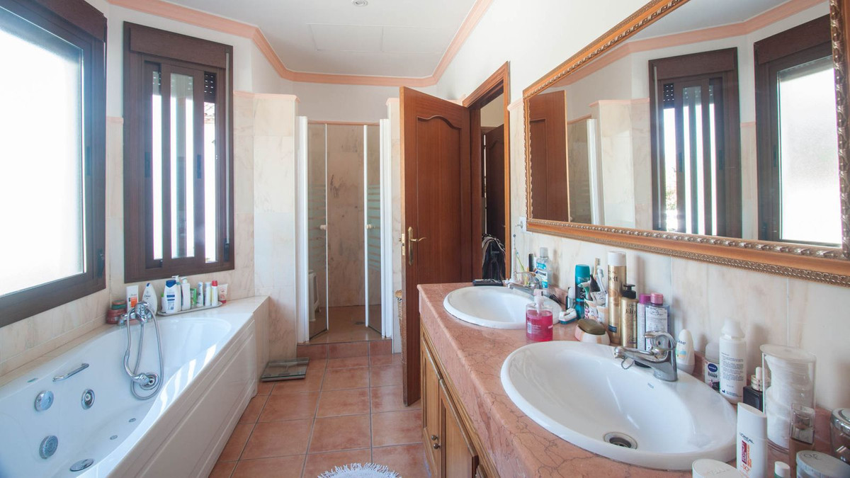 Countryhome for sale in Estepona 18