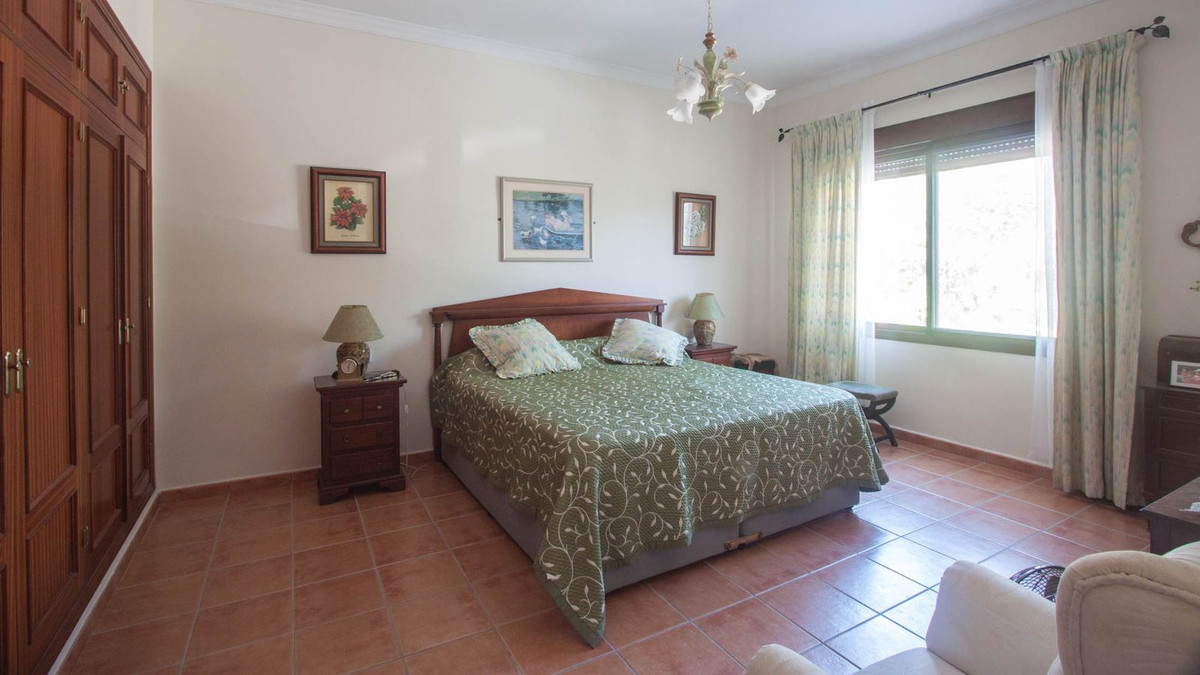 Countryhome for sale in Estepona 24