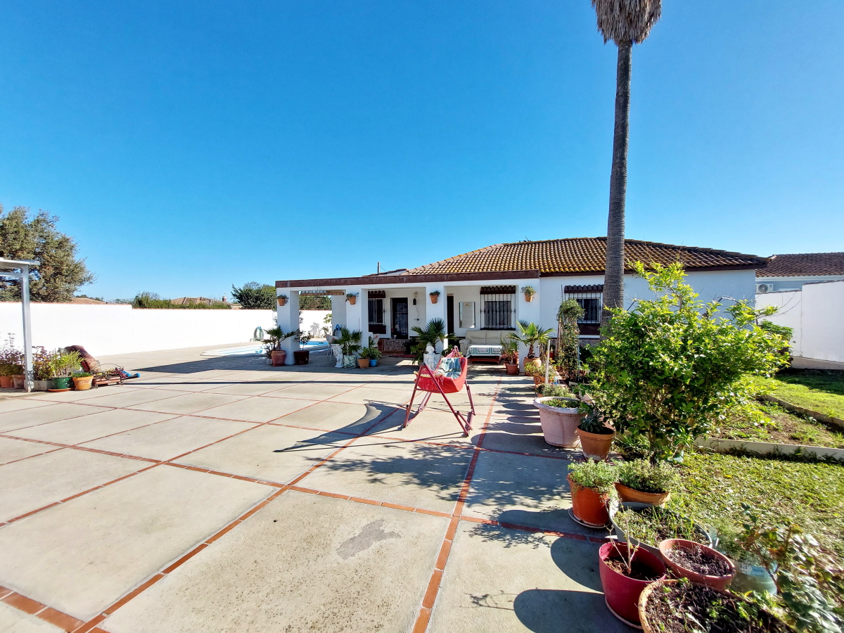 Villa for sale in Chiclana de la Frontera and surroundings 1