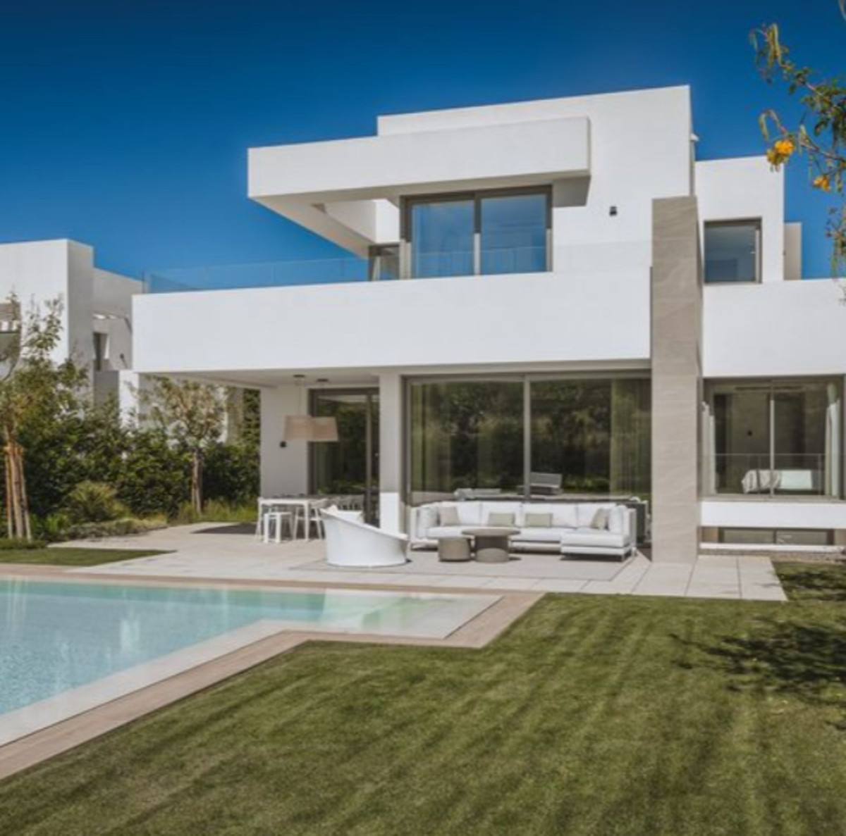 Villa for sale in Estepona 46