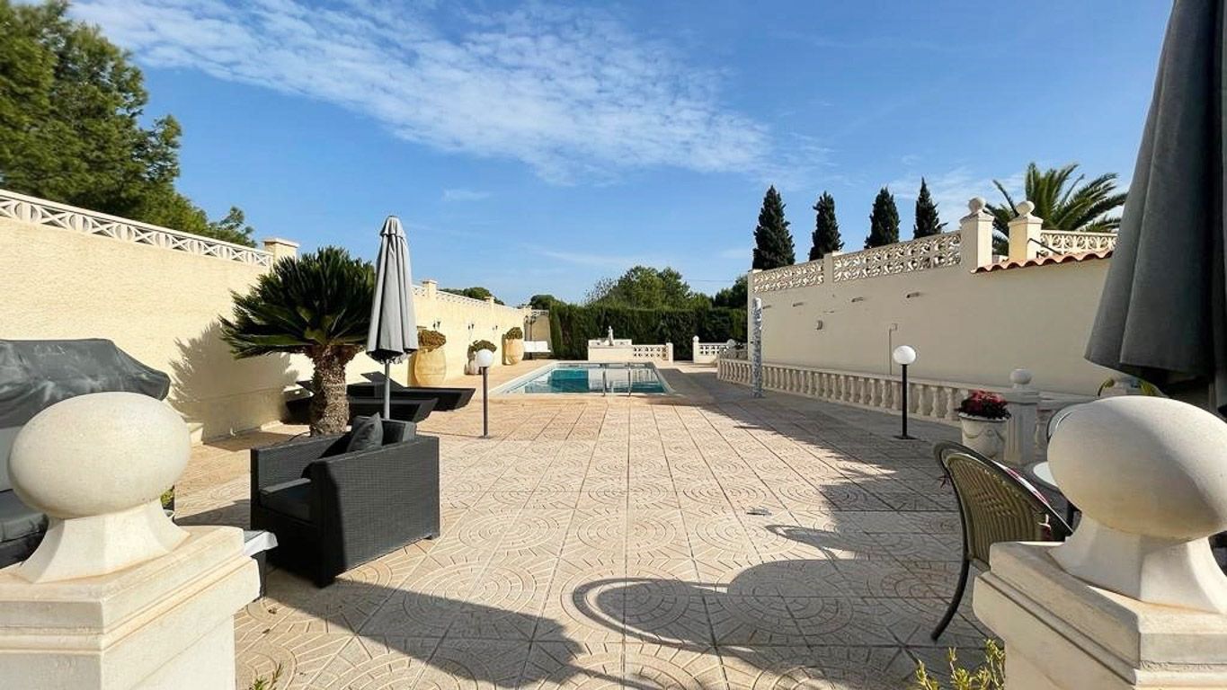 Villa for sale in Alicante 4