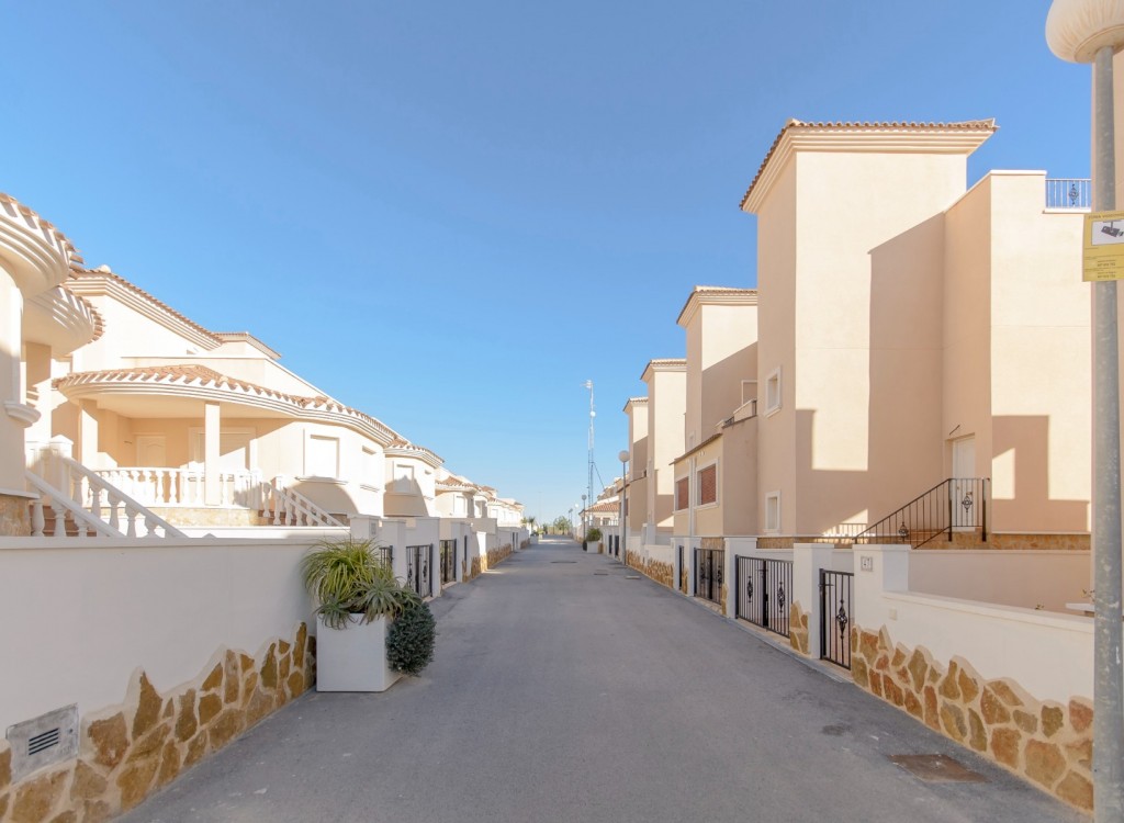 Villa for sale in Alicante 24