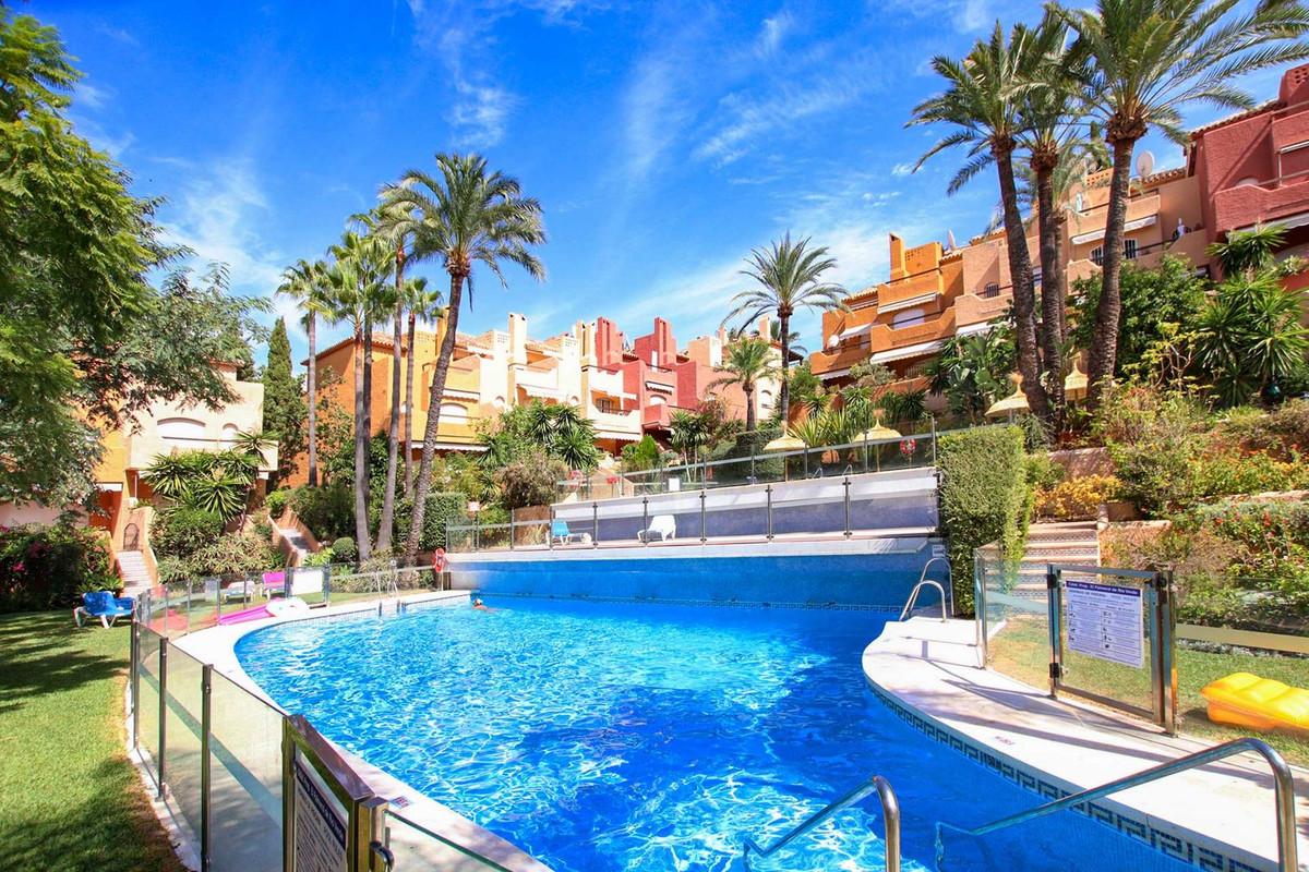 Townhouse for sale in Marbella - Nueva Andalucía 1