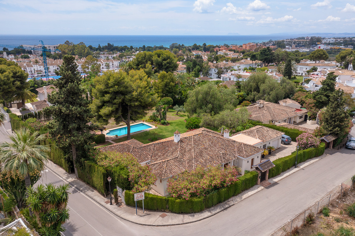 Villa for sale in Estepona 42