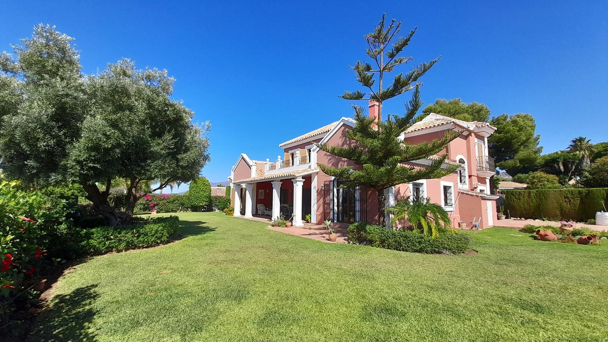 Villa for sale in Estepona 32