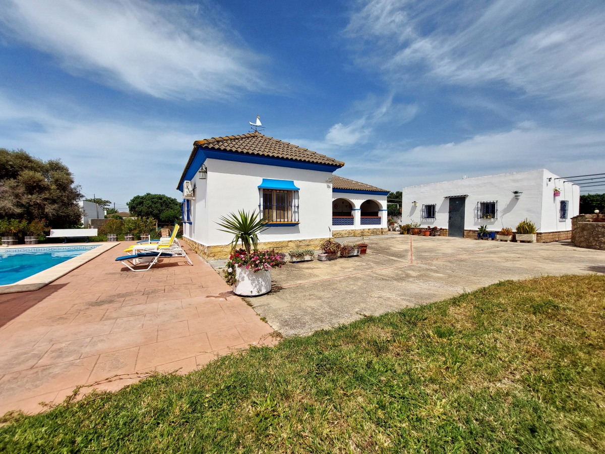 Вилла для продажи в Chiclana de la Frontera and surroundings 1
