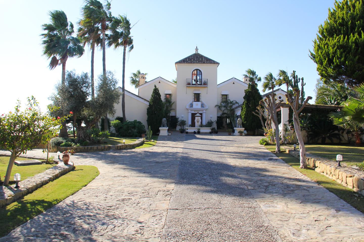 Villa for sale in Manilva 1