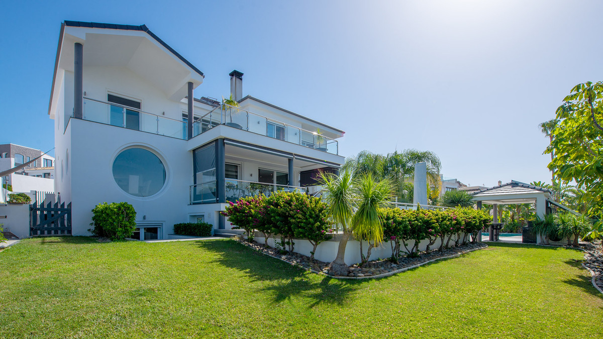 Villa for sale in Estepona 17
