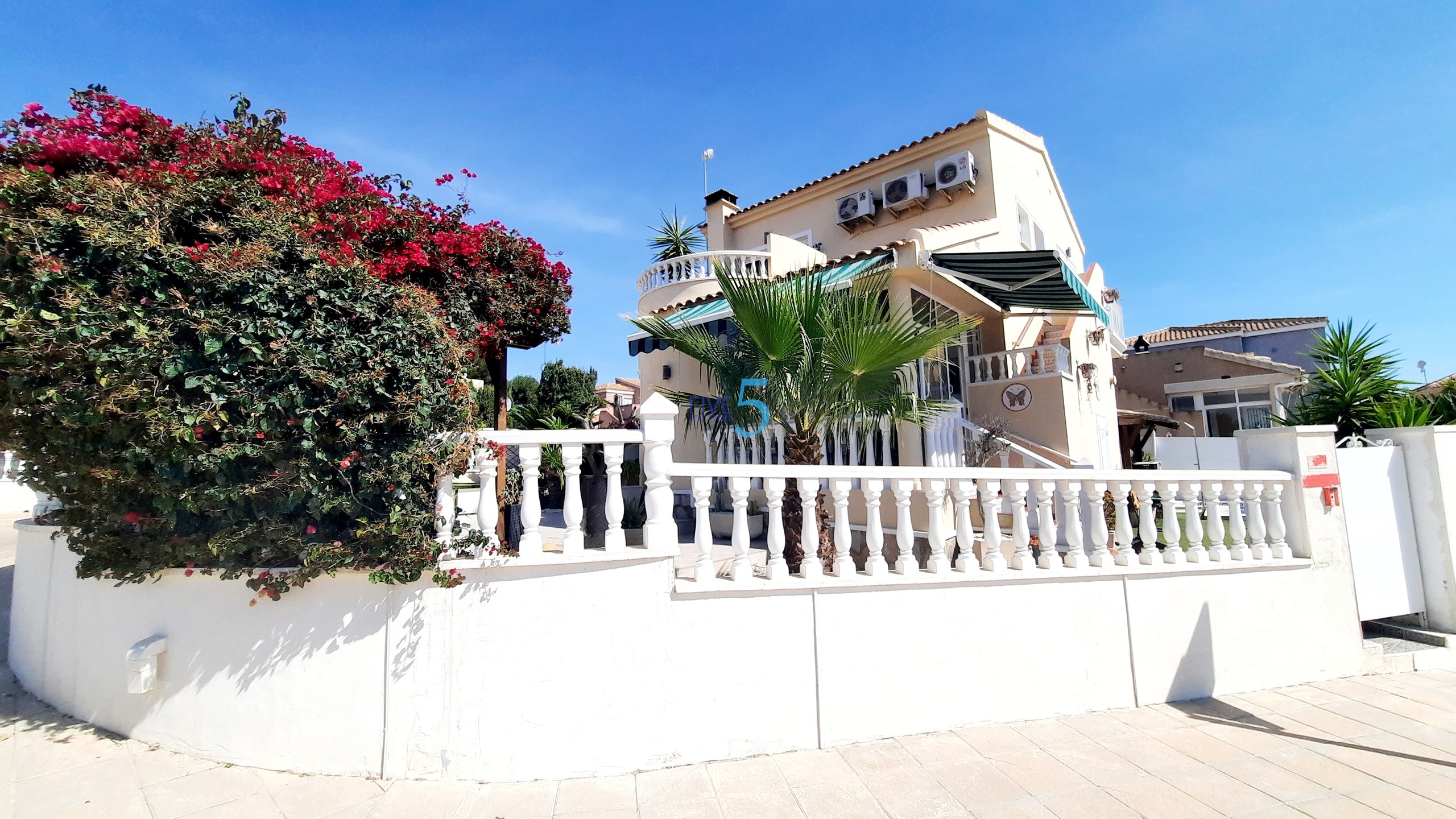 Villa for sale in Alicante 1