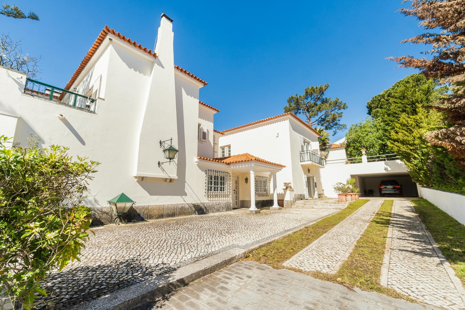 Villa for sale in Cascais and Estoril 1
