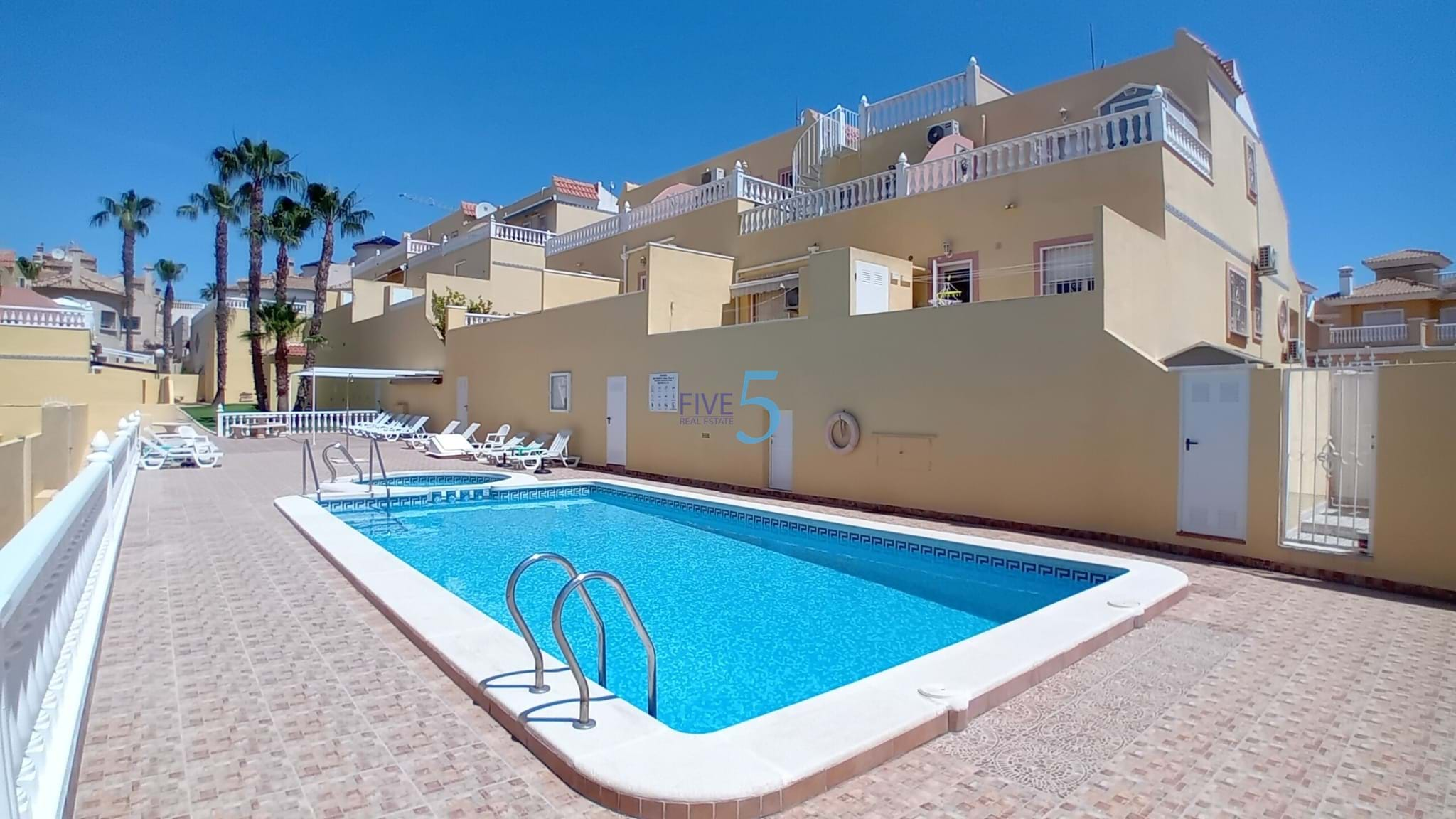 Townhouse te koop in Alicante 2