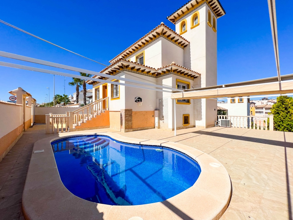 Villa te koop in Alicante 40