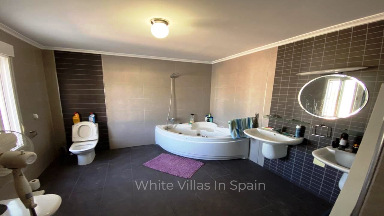 Villa for sale in Alicante 32