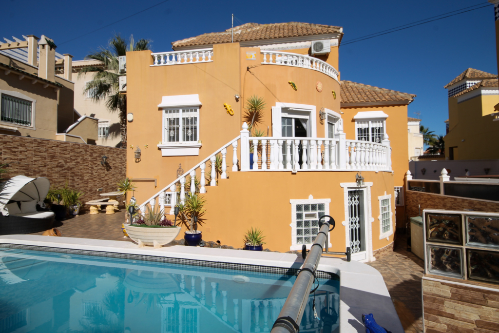 Villa for sale in Alicante 1