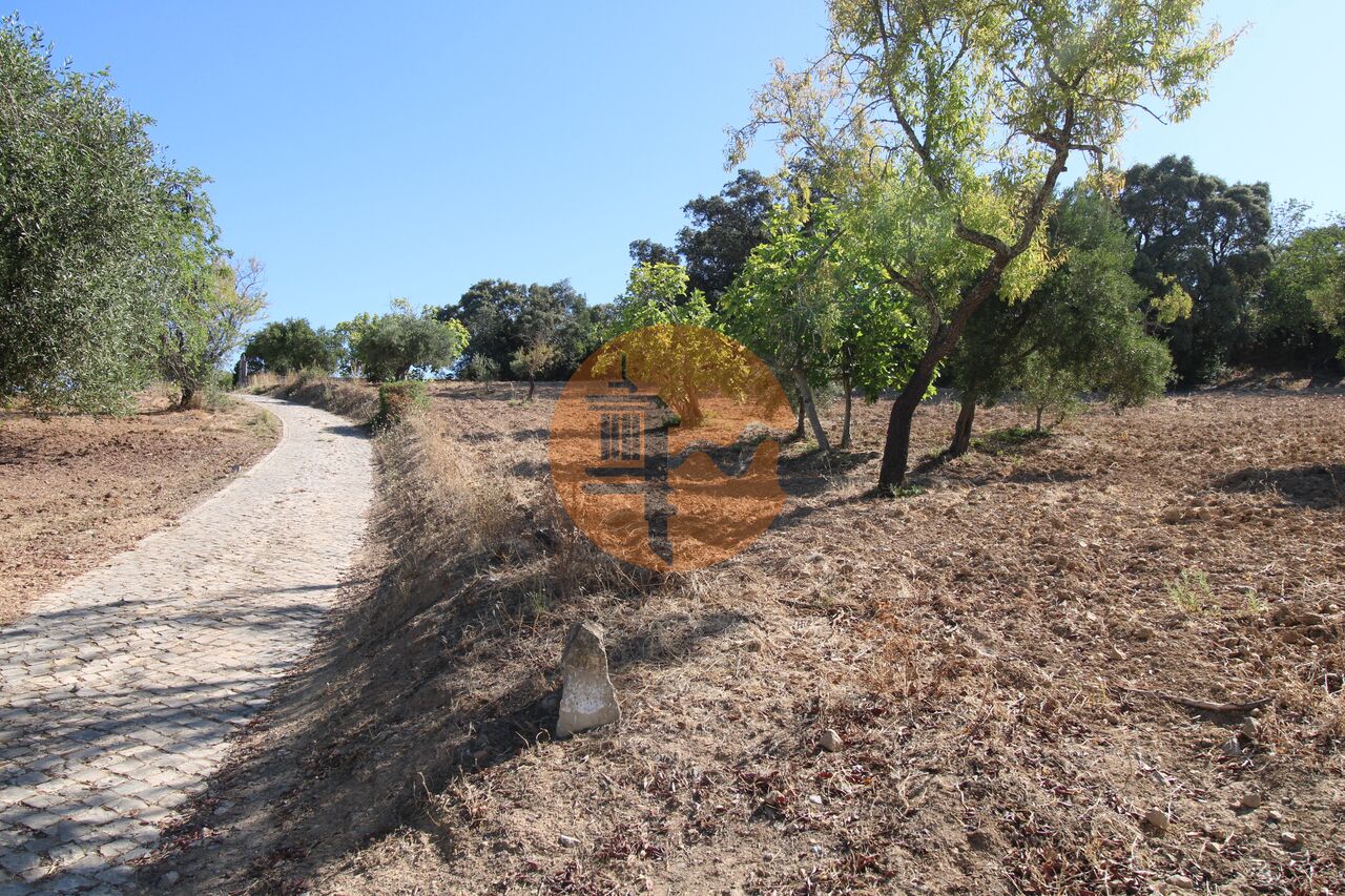 Plot for sale in Faro 24