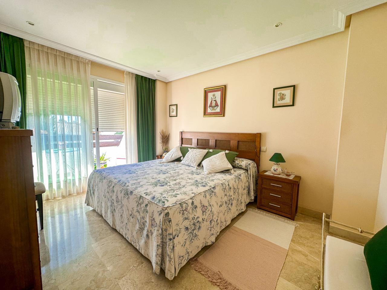 Adosada en venta en Estepona 12