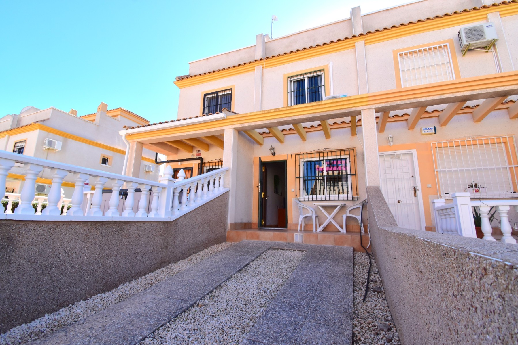 Townhouse te koop in Alicante 2