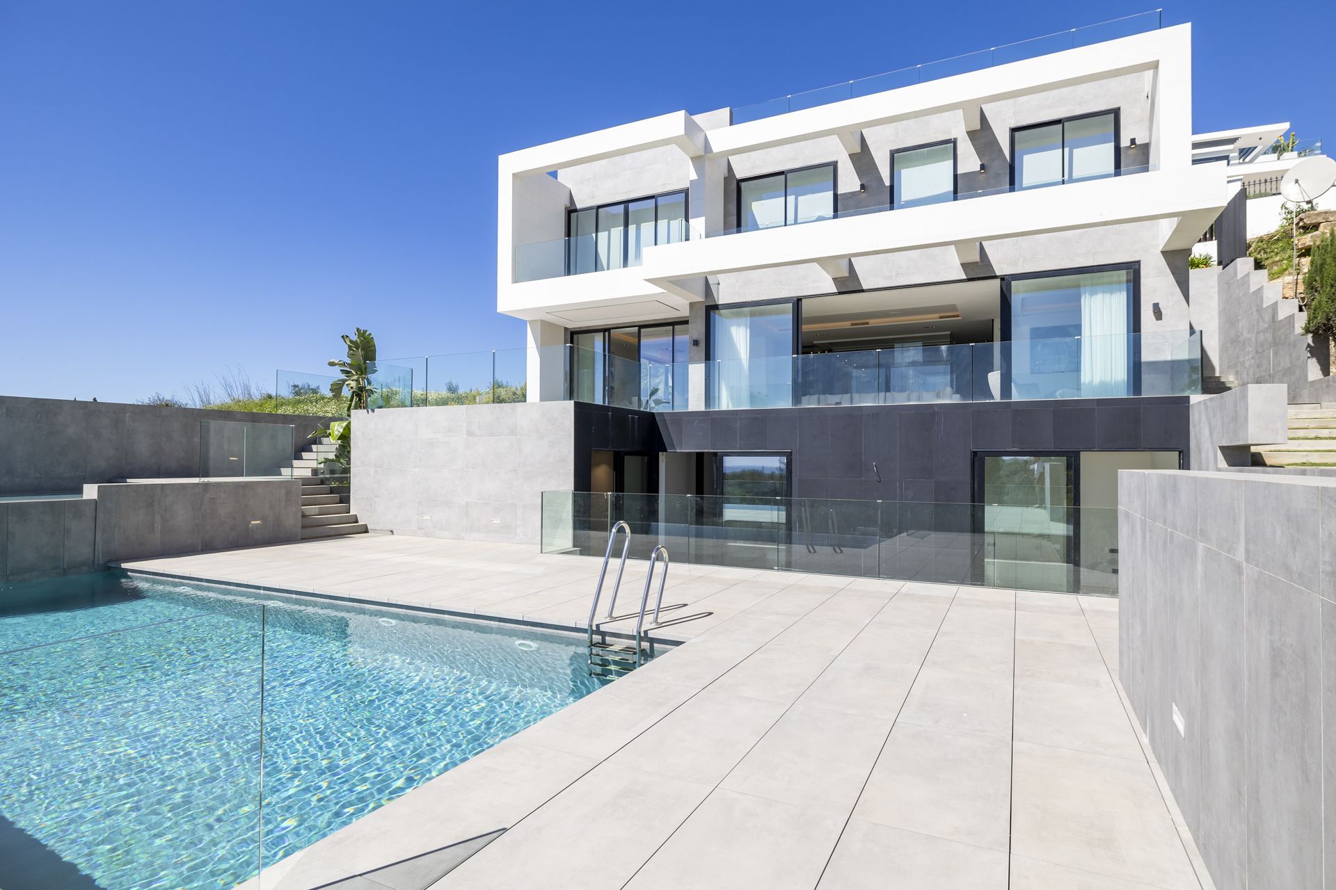 Villa for sale in Estepona 1