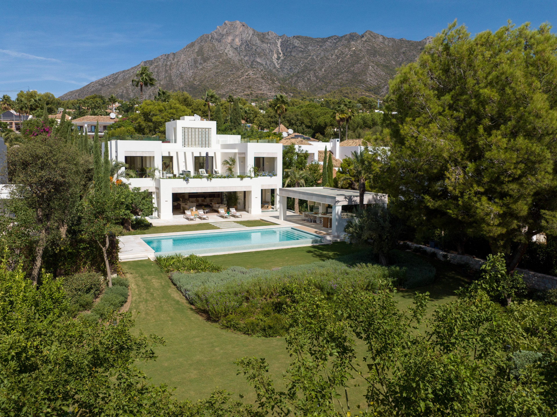 Villa for sale in Marbella - Golden Mile and Nagüeles 1