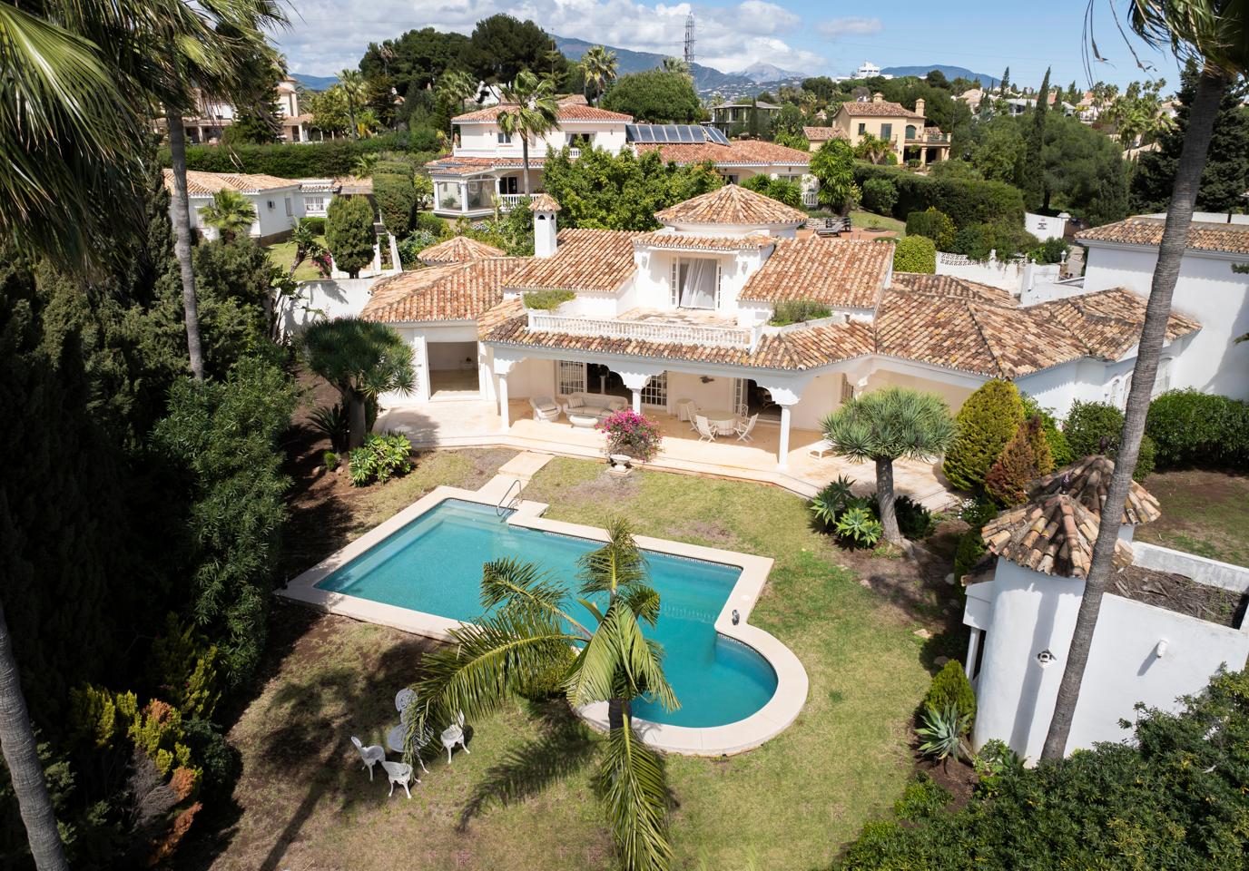 Villa for sale in Estepona 1