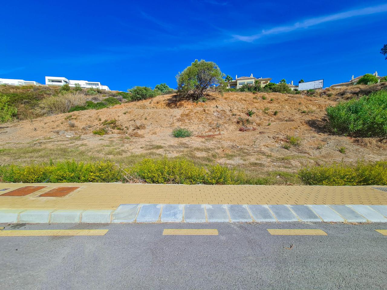 Plot for sale in Estepona 3