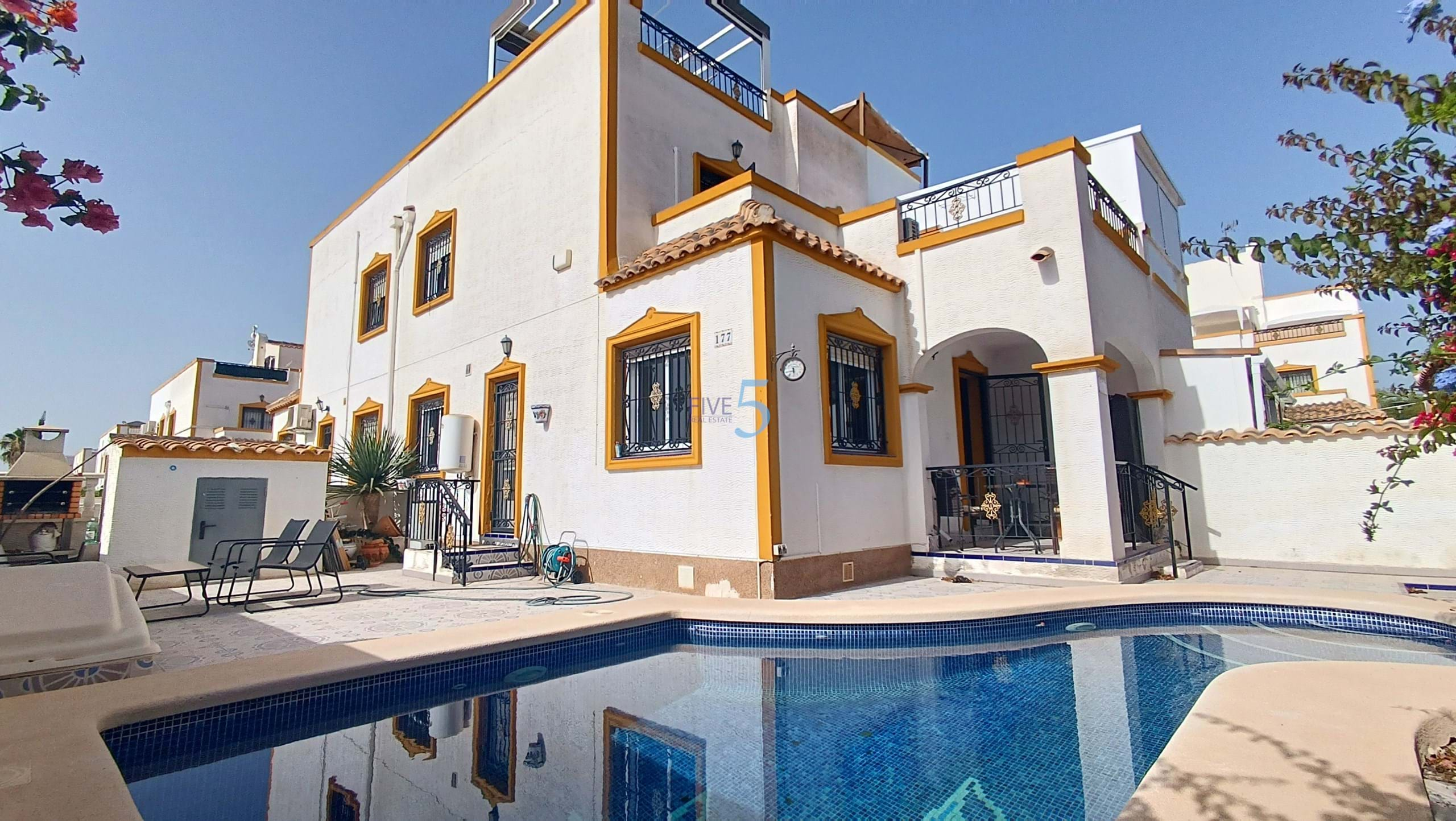 Townhouse te koop in Alicante 1