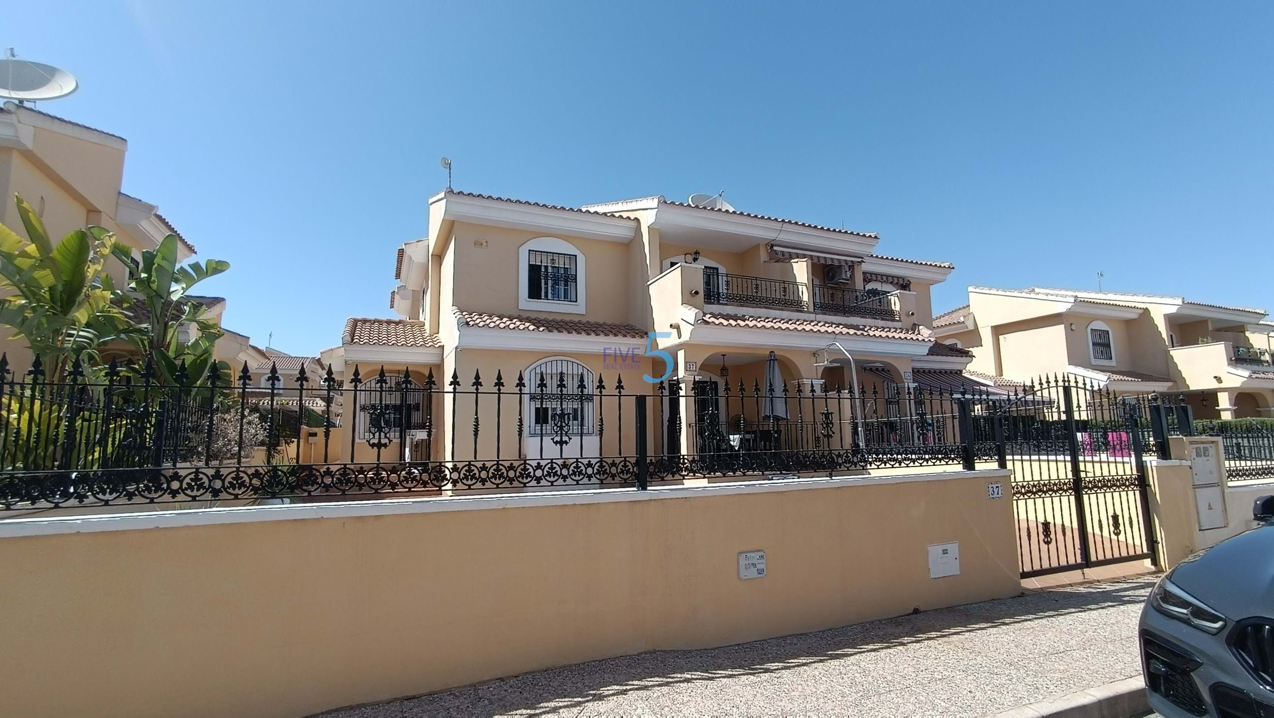 Townhouse te koop in Alicante 2