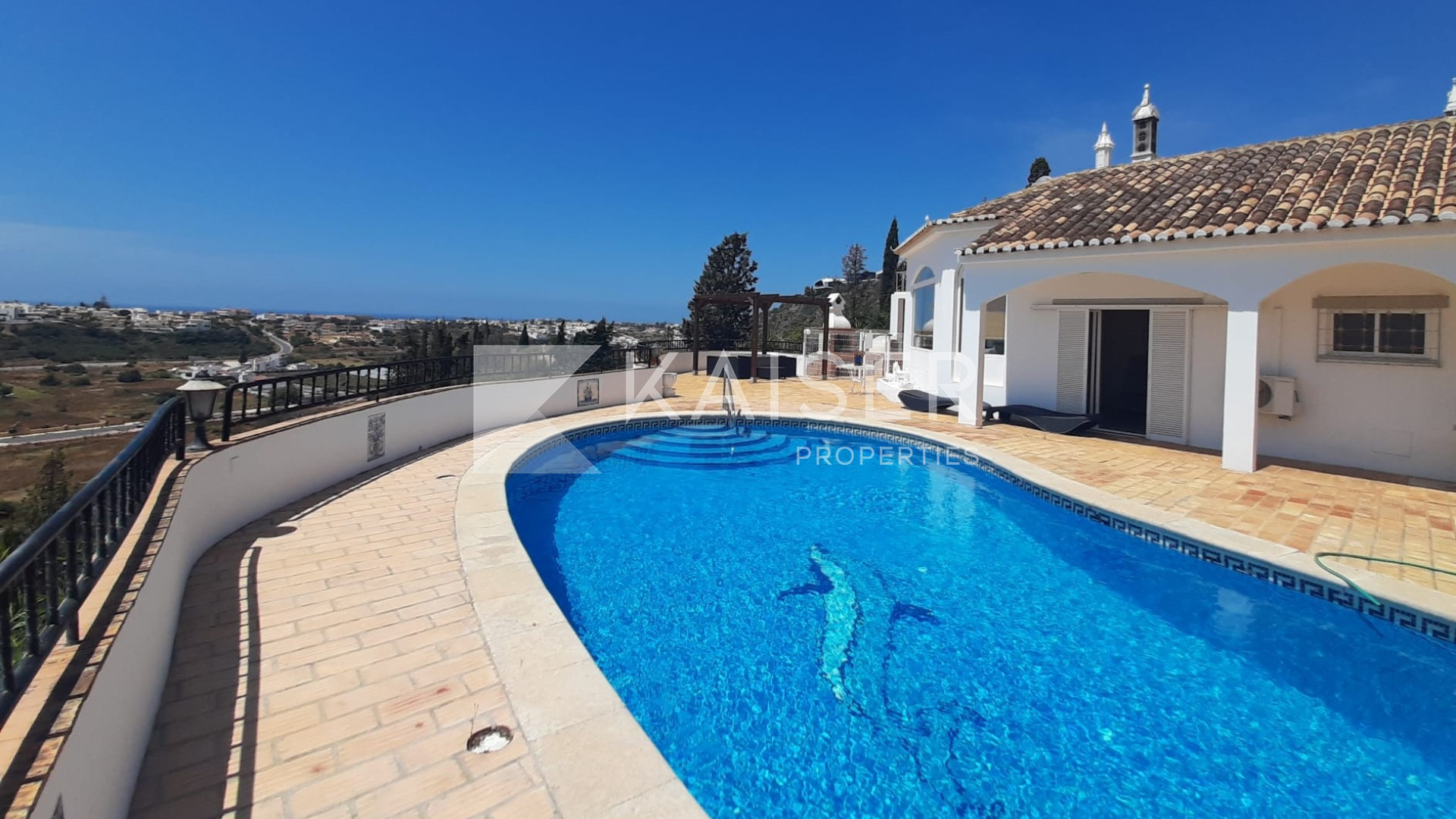 Villa for sale in Albufeira 1