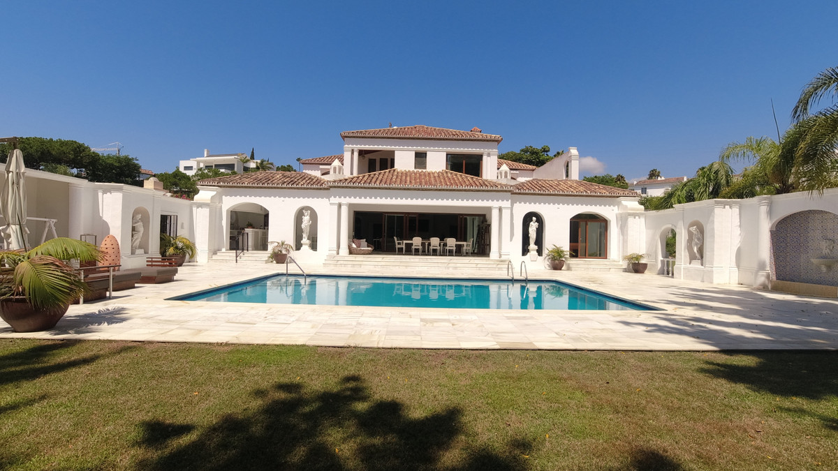 Villa for sale in Estepona 2