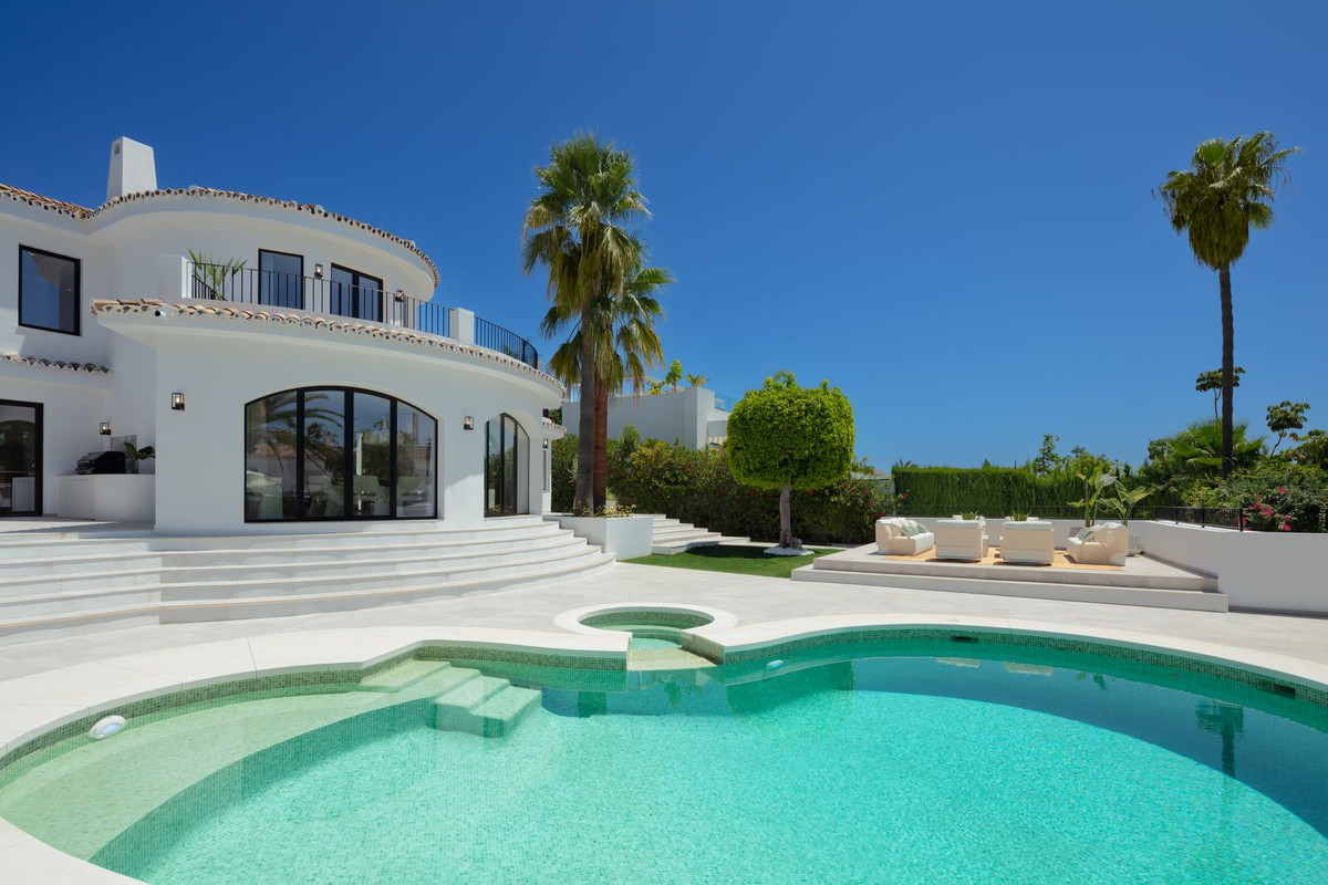 Villa for sale in Marbella - Nueva Andalucía 1