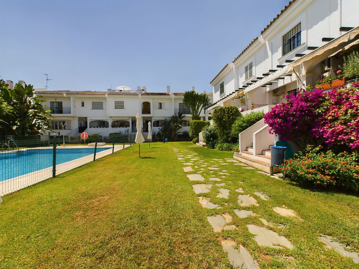 Townhouse for sale in Estepona 3