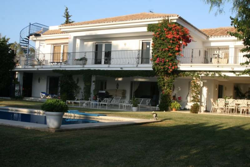 Villa for sale in Estepona 1