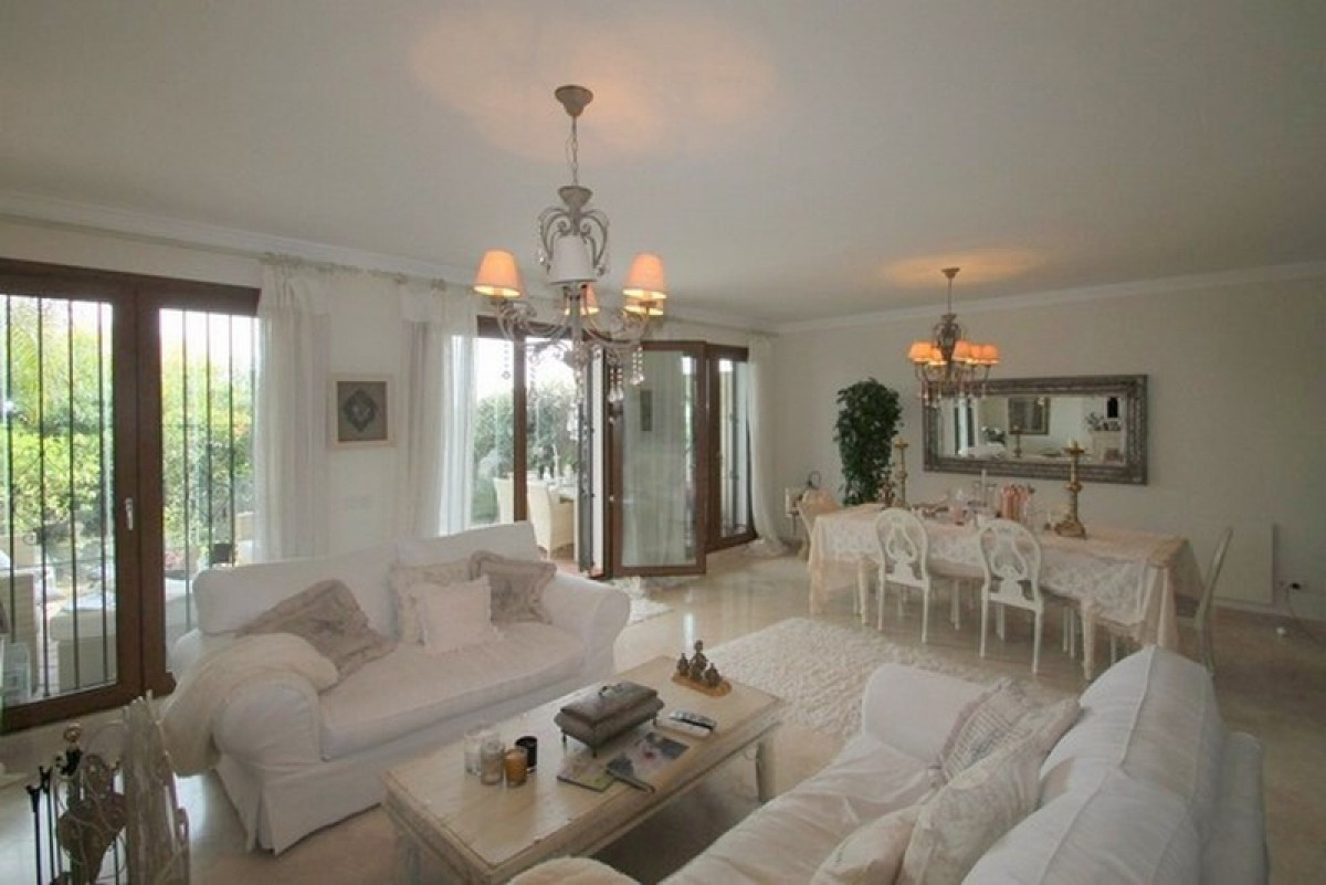 Townhouse for sale in Estepona 9