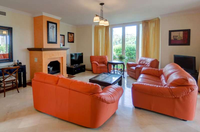 Townhouse for sale in Estepona 2