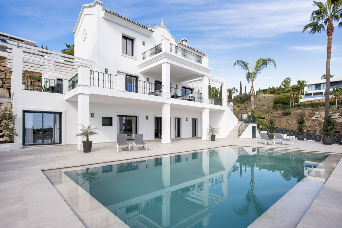 Villa for sale in Estepona 2