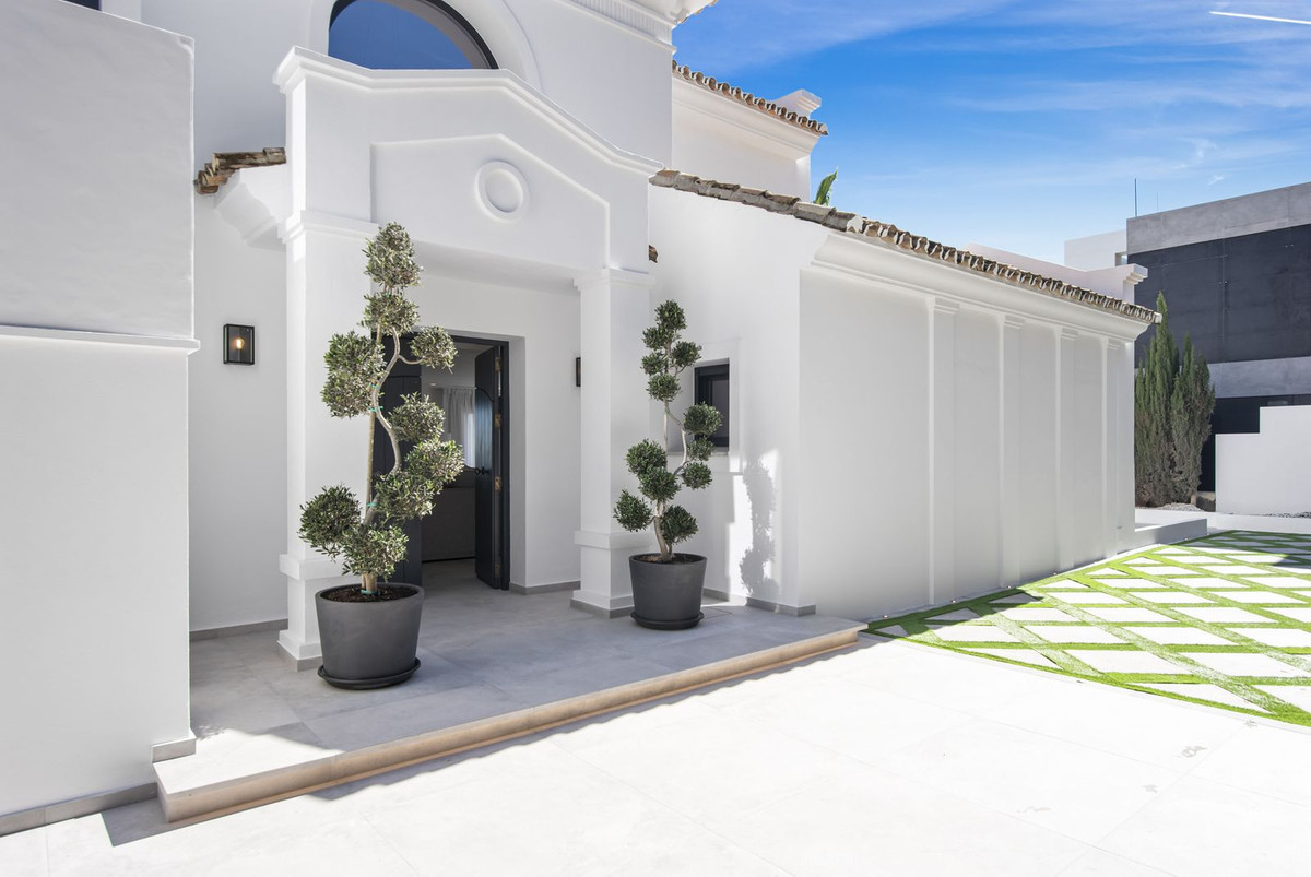 Villa for sale in Estepona 20