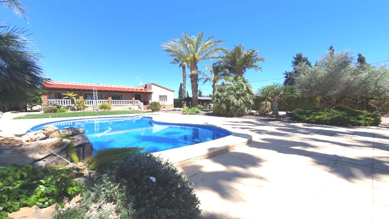 Villa te koop in Alicante 12