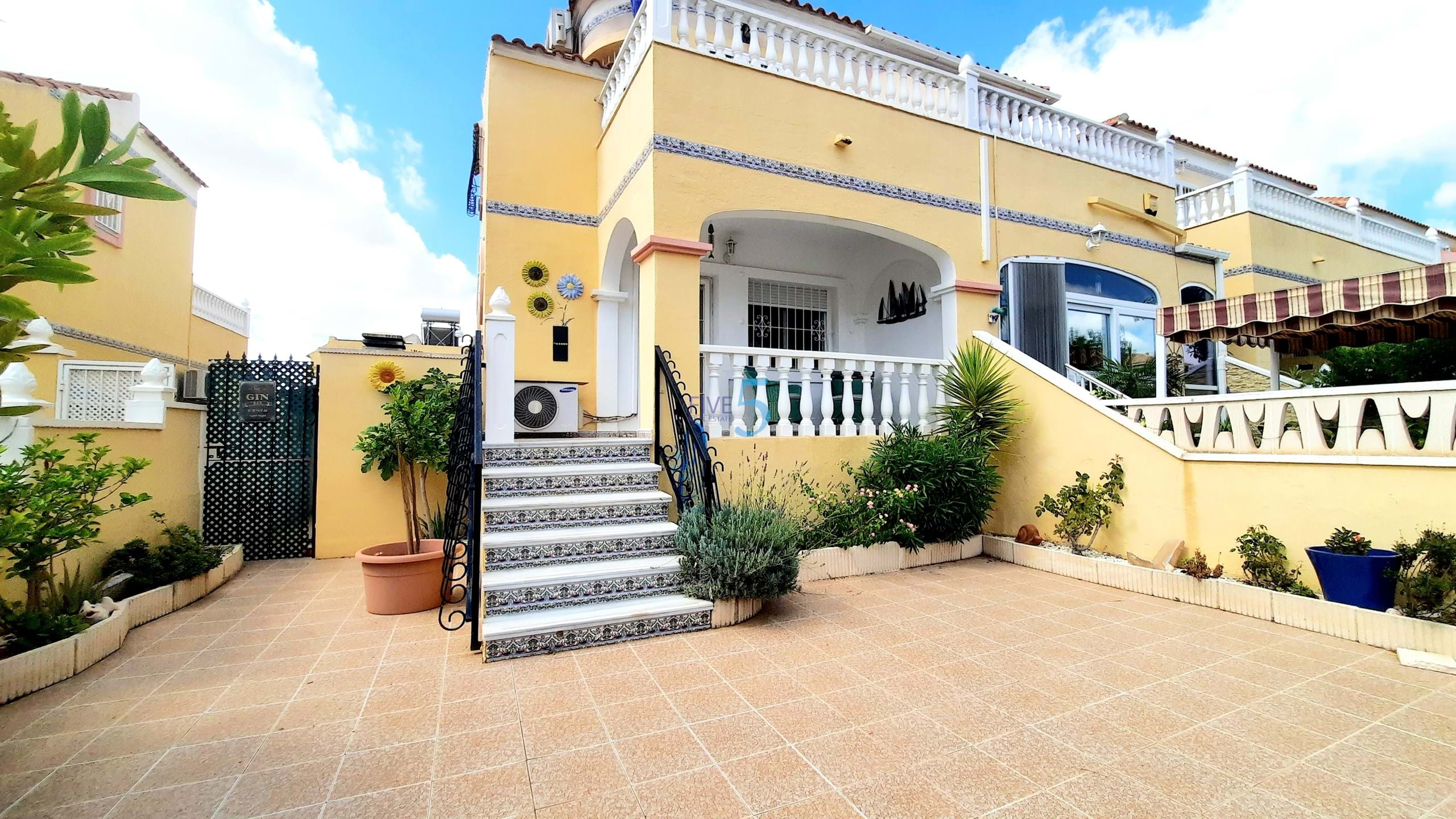 Townhouse te koop in Alicante 1